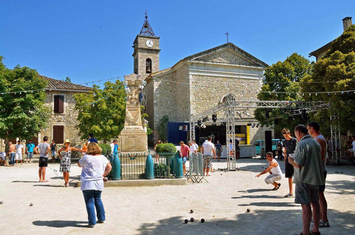 la place des Aires - fête votive avec Peña et concours de boules