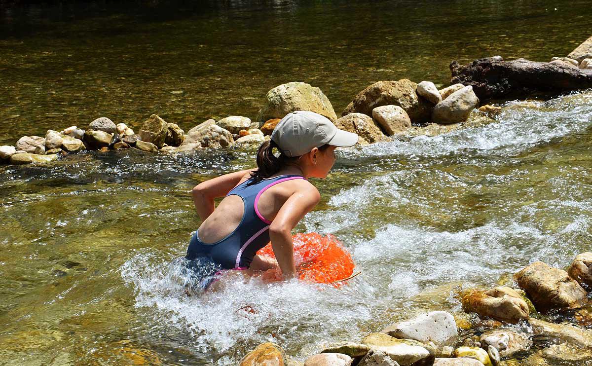 enfant dans les &#34;rapides&#34; de la plage.