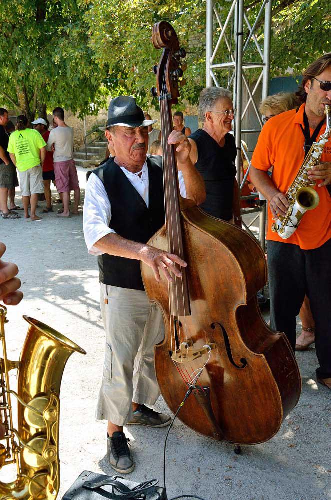 violoncéliste à la fête votive